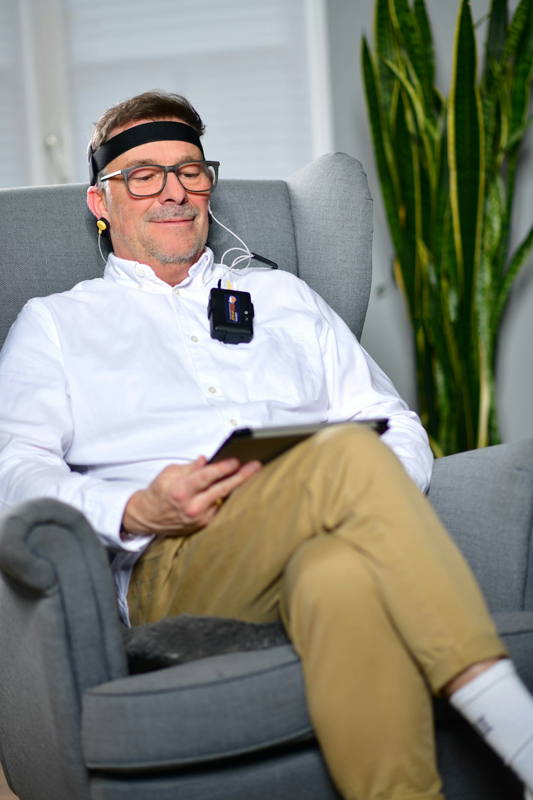 a-man-sitting-in-a-chair-wearing-headphones-045ih5ijelq